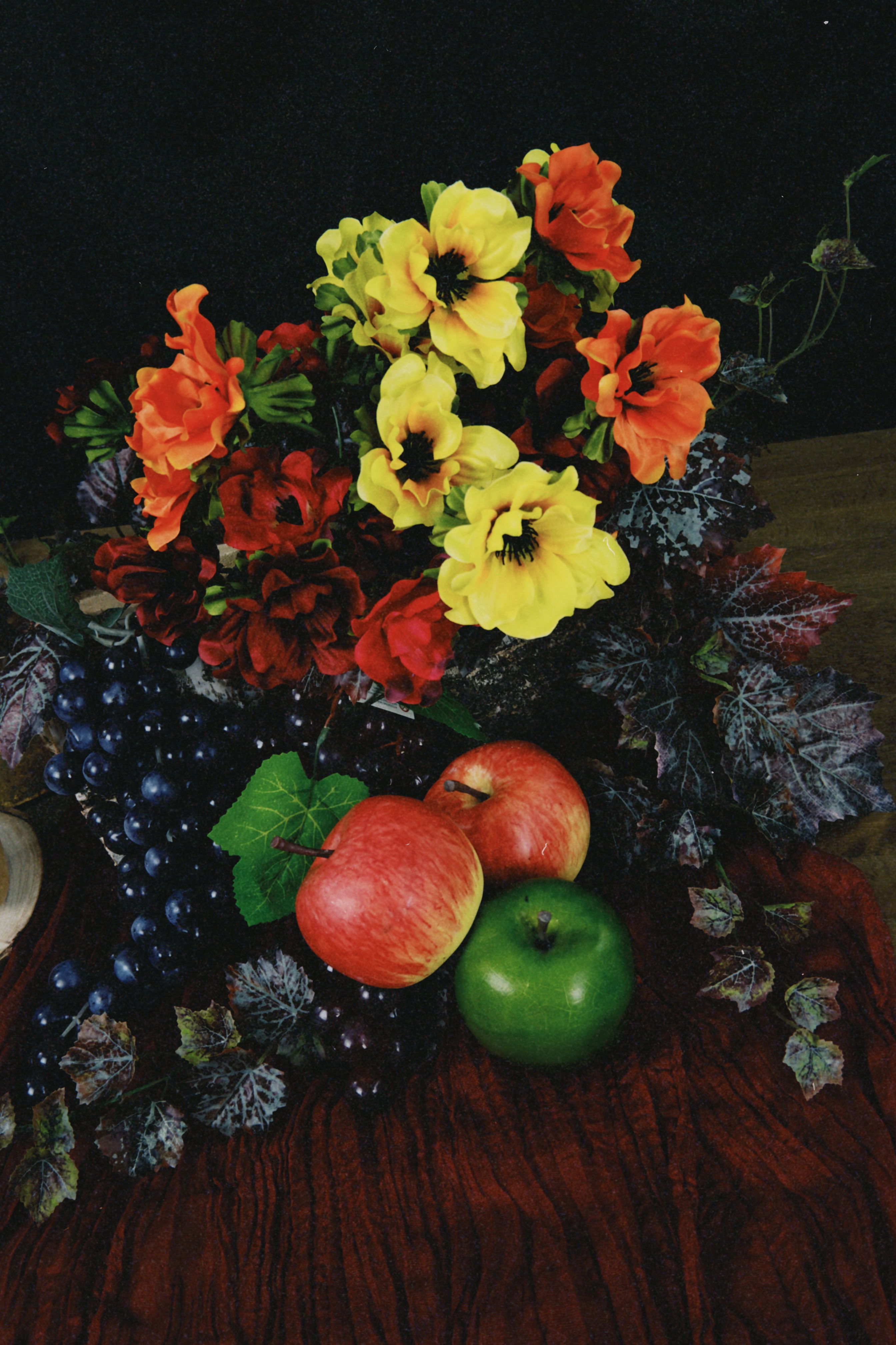 Decorazione autunnale fai da te: un centrotavola con anemoni, frutta e colori caldi